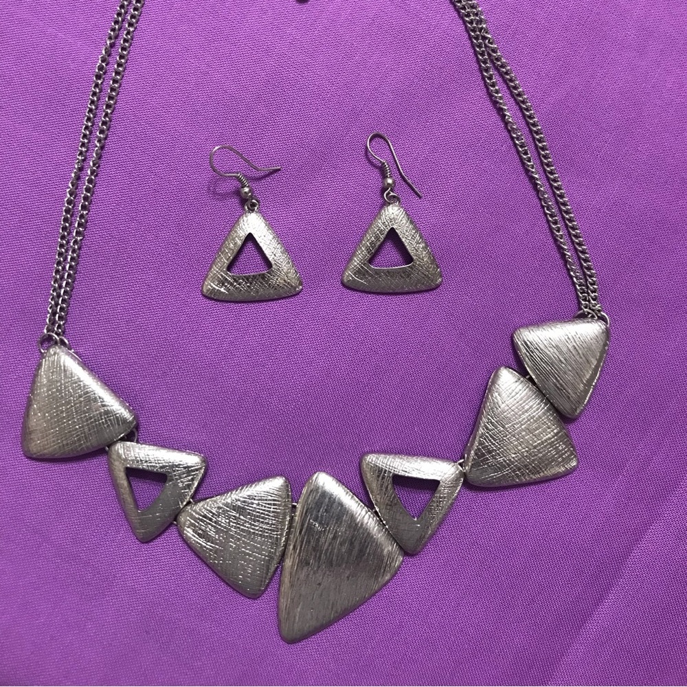 LAST PRICE DROP Sliver Tone double chain triangle shape 16” adjustable clasp NEW